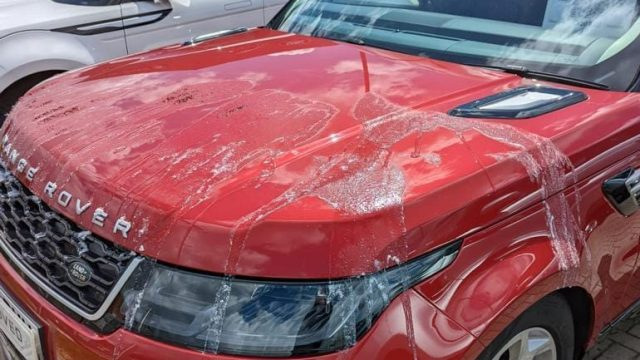Vad gör du om bilen har blivit överhälld med färg eller syra?