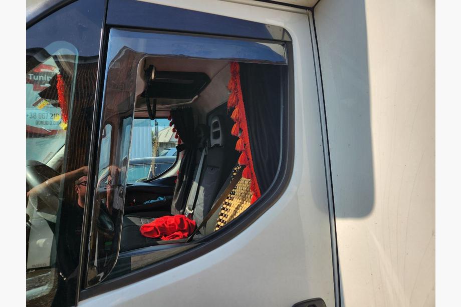 Iveco Daily 2014– Vindavvisare, insticksmodell (halvtransparenta, 2 st., Cagatay) Image