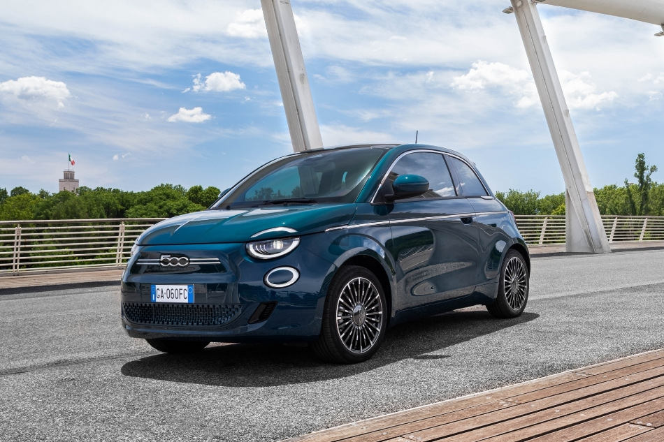 Test av Fiat 500e: snygg elektrisk halvkombi