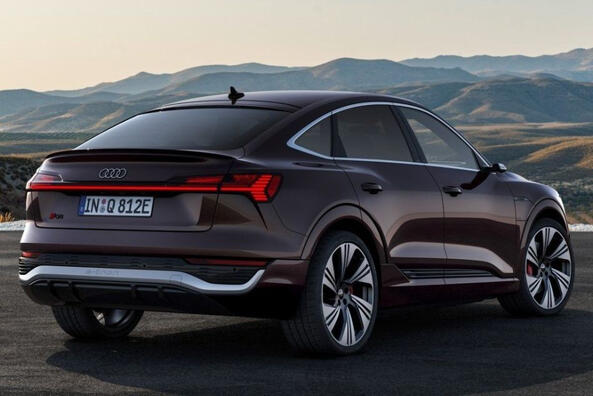 Test av den högpresterande elektriska crossovern Audi Q8 Sportback e-tron Foto 5