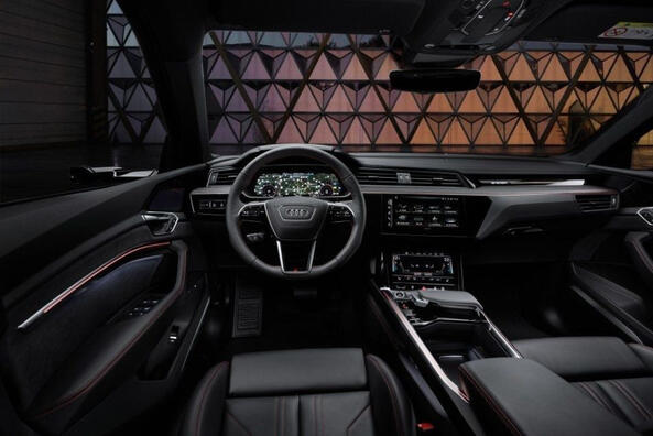 Test av den högpresterande elektriska crossovern Audi Q8 Sportback e-tron Foto 6