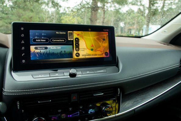 Vad är ett multimedia­system i bilen?