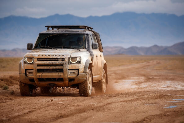 Test av den stora och kraftfulla SUV:en Land Rover Defender 110