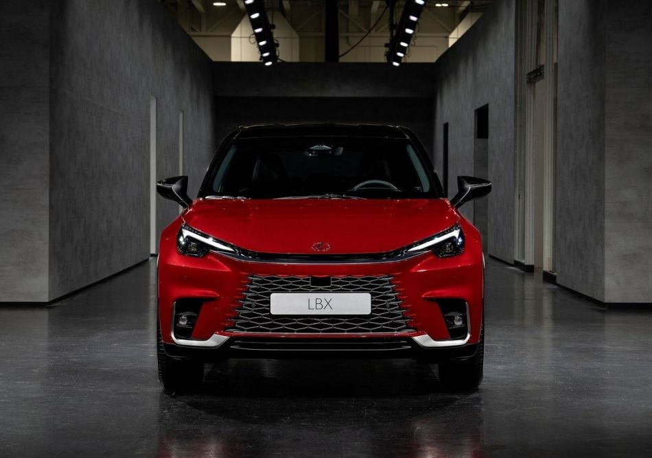 Test av Lexus LBX: elegant och teknisk kompakt crossover