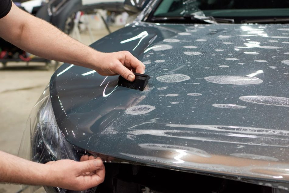 Vinyl eller polyuretan: vad är bäst för bilen?