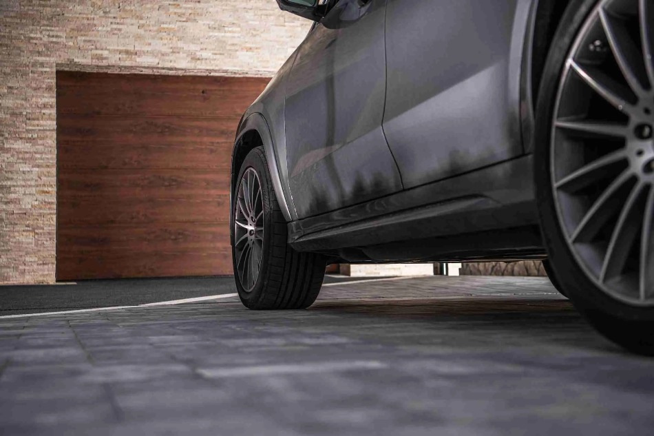 Varför rostar bilen i garaget?