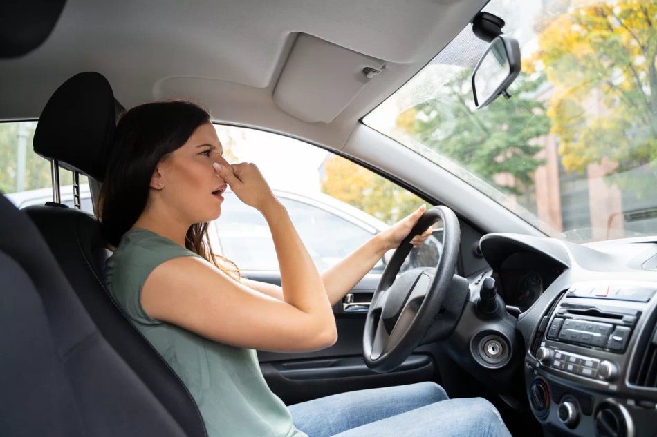 Vad gör du om bilen får en obehaglig lukt?