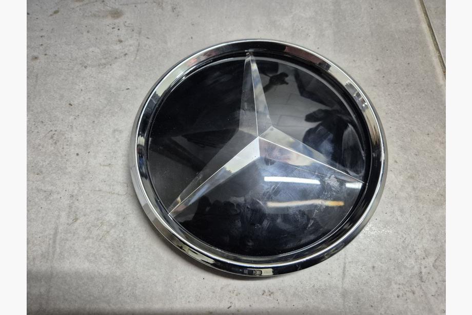 Mercedes C-class W205 2014–2021 Utförsäljning Främre emblem under glas, kromad kant a2058806406 (visningsexemplar) Foto 2