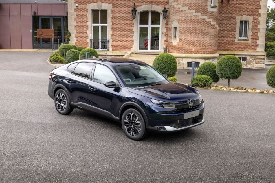 Test av Citroen C4 X 2024: uppdaterad crossover-sedan