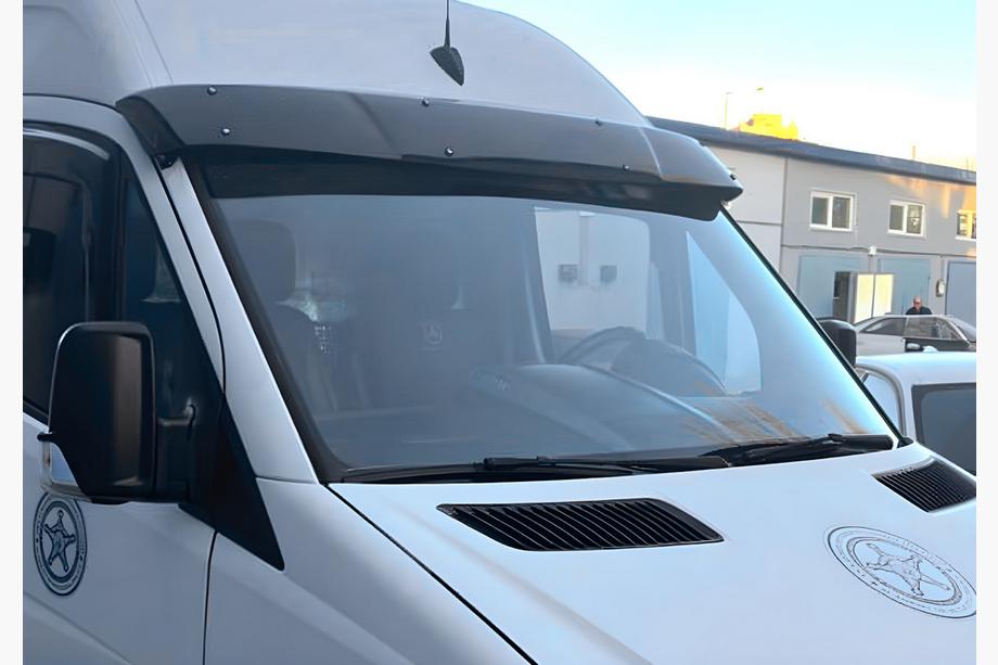 Mercedes Sprinter W906 2006–2018 Vindrutesolskydd V-3 (svart högglans, 5 mm) Image