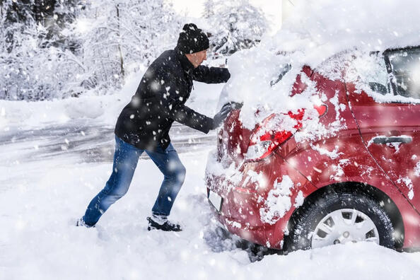 Så får du loss bilen ur en snödriva