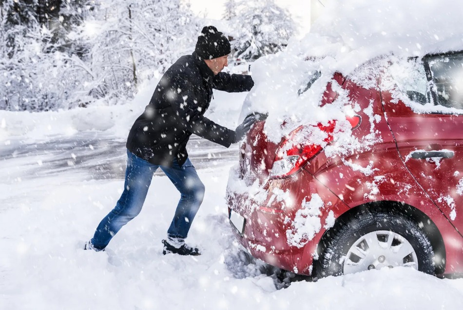 Så får du loss bilen ur en snödriva
