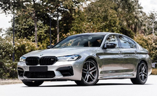 BMW 5-serien G30/G31 2017–2023 Njurgrill M-Look (2021-2023, svart högglans) Med kameraöppning foto 1