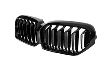 BMW 5-serien G30/G31 2017–2023 Njurgrill M-Look (2021-2023, svart högglans) Med kameraöppning foto 4