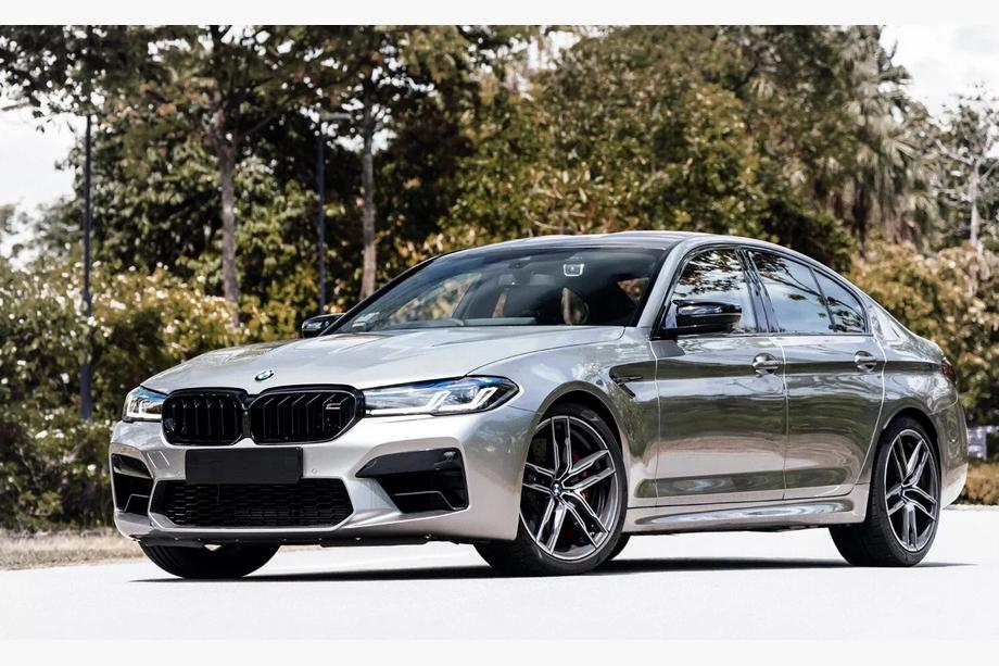 BMW 5-serien G30/G31 2017–2023 Njurgrill M-Look (2021-2023, svart högglans) Med kameraöppning Image