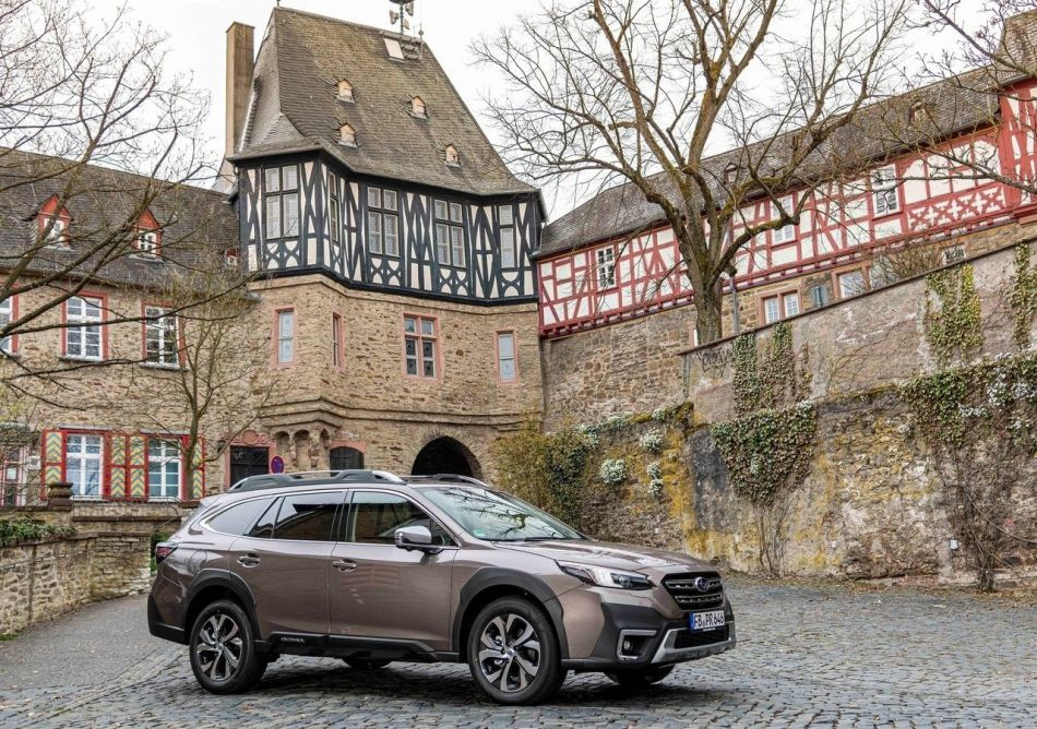 Test av Subaru Outback: pålitlig och funktionell crossover för alla vägar