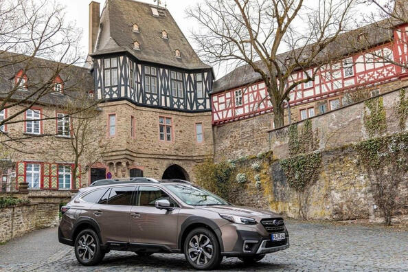 Test av Subaru Outback: pålitlig och funktionell crossover för alla vägar