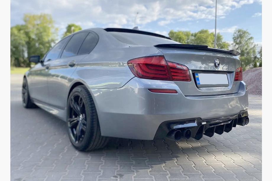 BMW 5-serien F10/F11 2010–2016 Bakre diffuser CS-Style DPT (för M5, svart högglans, vakuumformad) Image
