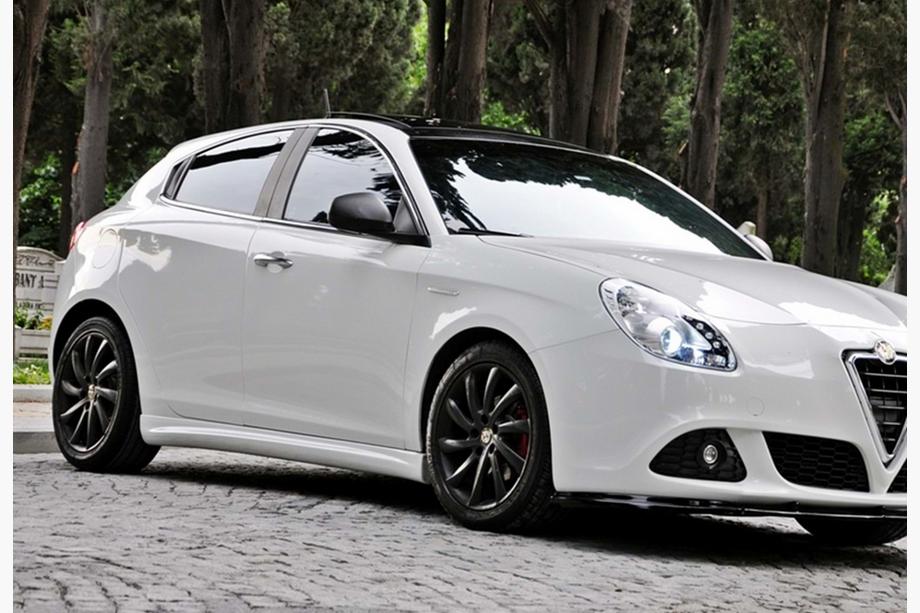 Alfa Romeo Giulietta 2010–2020 DPT sidokjolar (blank svart) Image