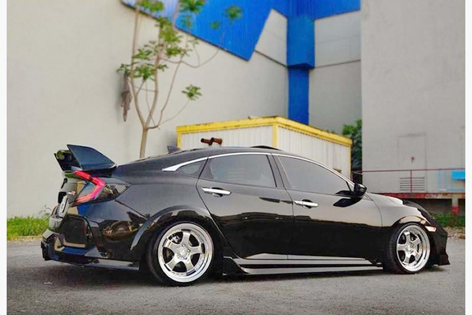 Honda Civic Sedan X 2016–2021 DPT V-4 sidokjolar (svart högblank) Foto 2