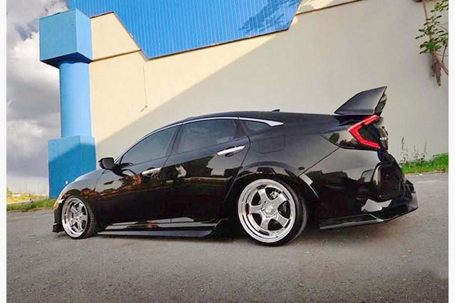 Honda Civic Sedan X 2016–2021 DPT V-4 sidokjolar (svart högblank) Foto 3