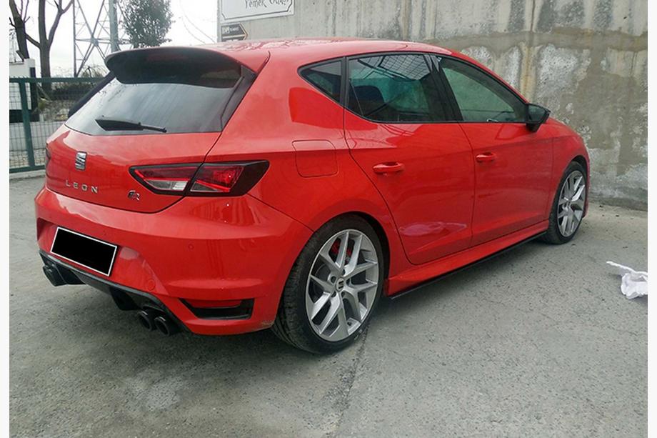 Seat Leon 2013–2020 DPT V-4 sidokjolar (svart högblank) Image