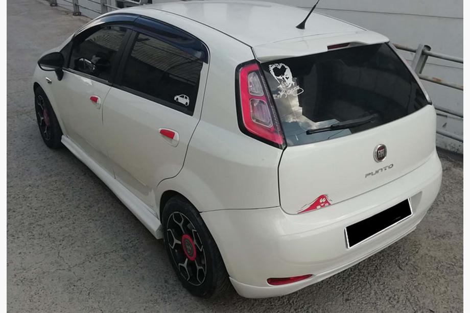 Fiat Punto Grande/EVO 2006–2018 DPT spoiler (svart högglans) Image