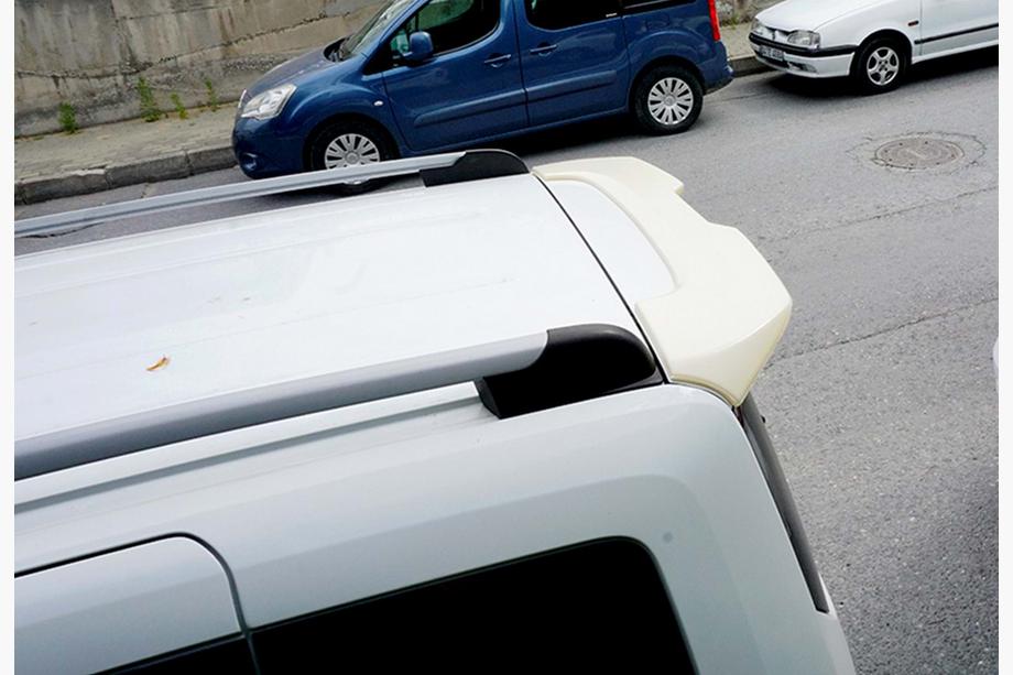 Ford Courier 2014–2023 DPT spoiler (svart högglans) Foto 6