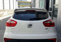 Kia Rio 2012–2017 Spoiler DPT (HB, svart högglans) foto 2