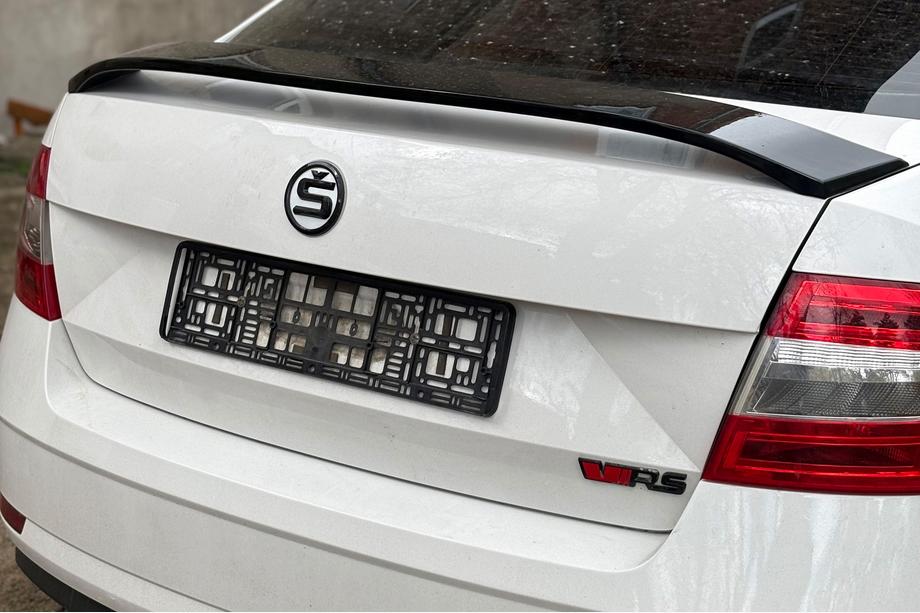 Skoda Octavia III A7 2013–2019 Spoiler DPT V-5 (svart högblank) Image