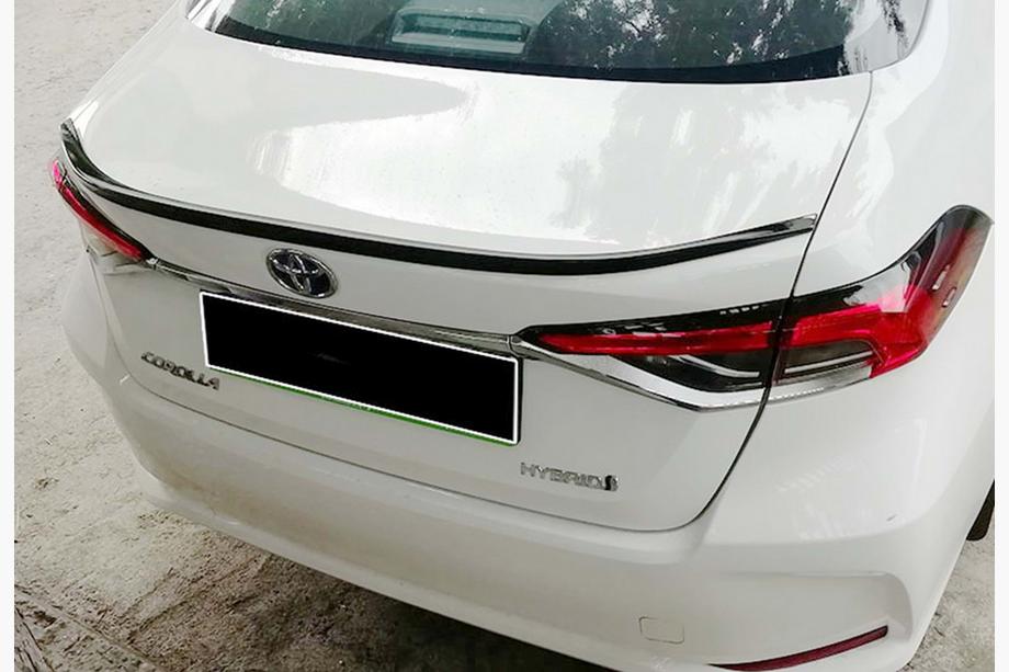 Toyota Corolla 2019– DPT spoiler (svart högglans) Image