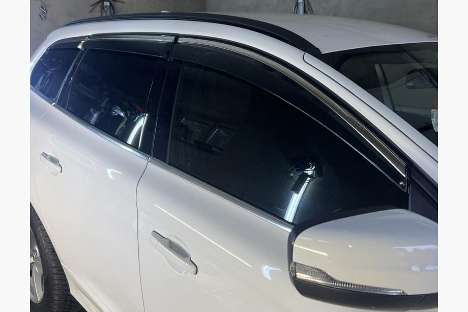Volvo XC60 2009–2017 Vindavvisare med kromlist Niken Luxury (6 st) Image