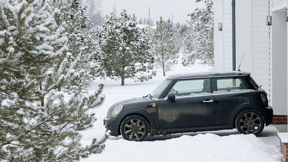 Var bör du förvara bilen på vintern? Tips för bilägare
