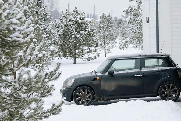 Var bör du förvara bilen på vintern? Tips för bilägare