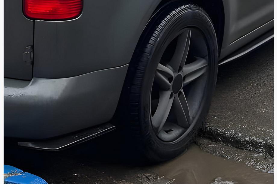 Volkswagen Caddy 2004–2010 Flap bakre stötfångarflaps DPT (ABS) (2 st) (blank svart) Image