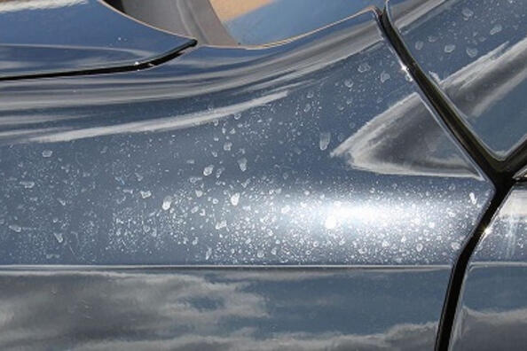 Kalkfläckar på bilen: vad är det och hur får du bort dem?