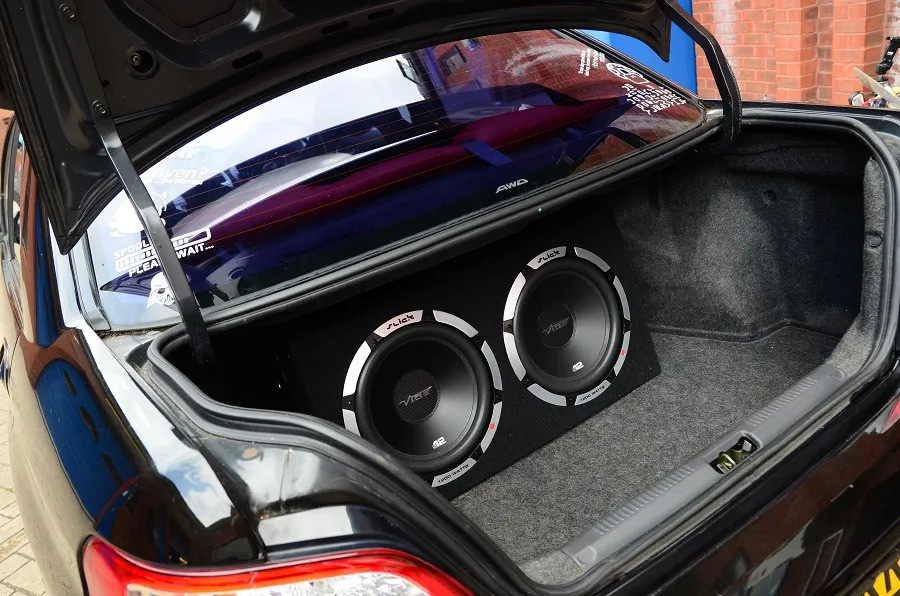 Subwoofer i bilen: vad är det och varför behövs den?