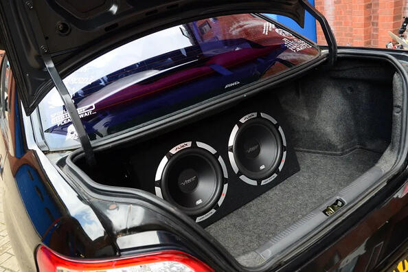 Subwoofer i bilen: vad är det och varför behövs den?