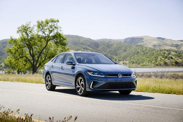 Test av Volkswagen Jetta 2025: facelift av VII generationen