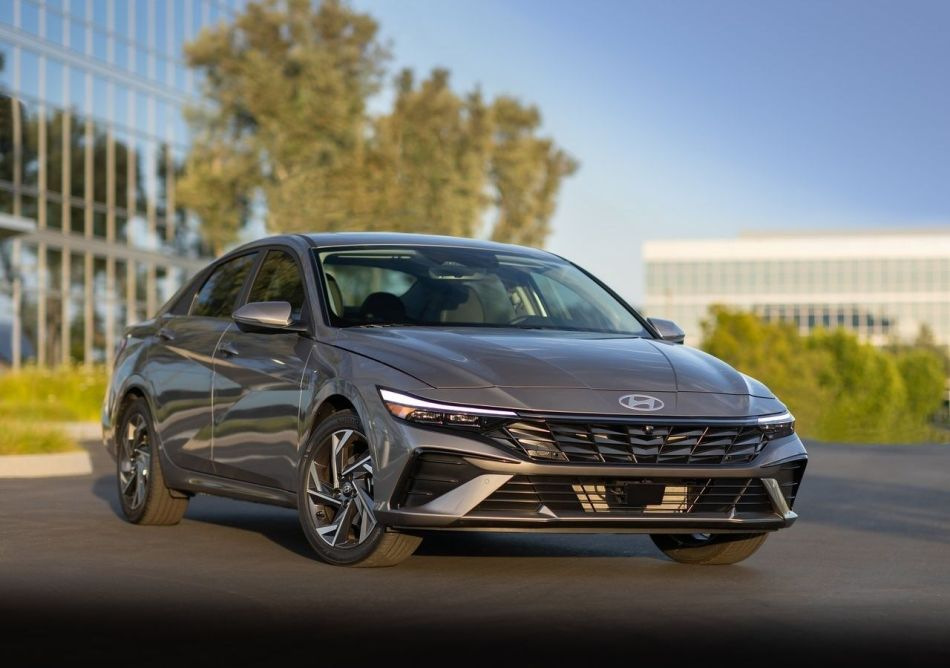 Test av Hyundai Elantra 2023: sedanens ansiktslyft