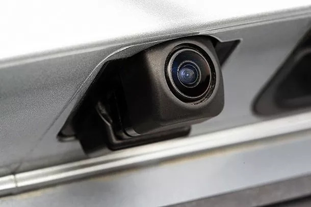 Så installerar du en backkamera i bilen: steg för steg