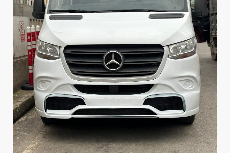 Mercedes Sprinter W907/W910 2018– Frontläpp till främre stötfångare V2 (för lackering) Image