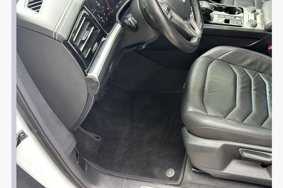 Volkswagen Touareg 2018– Premium textilmattor (svarta) Image