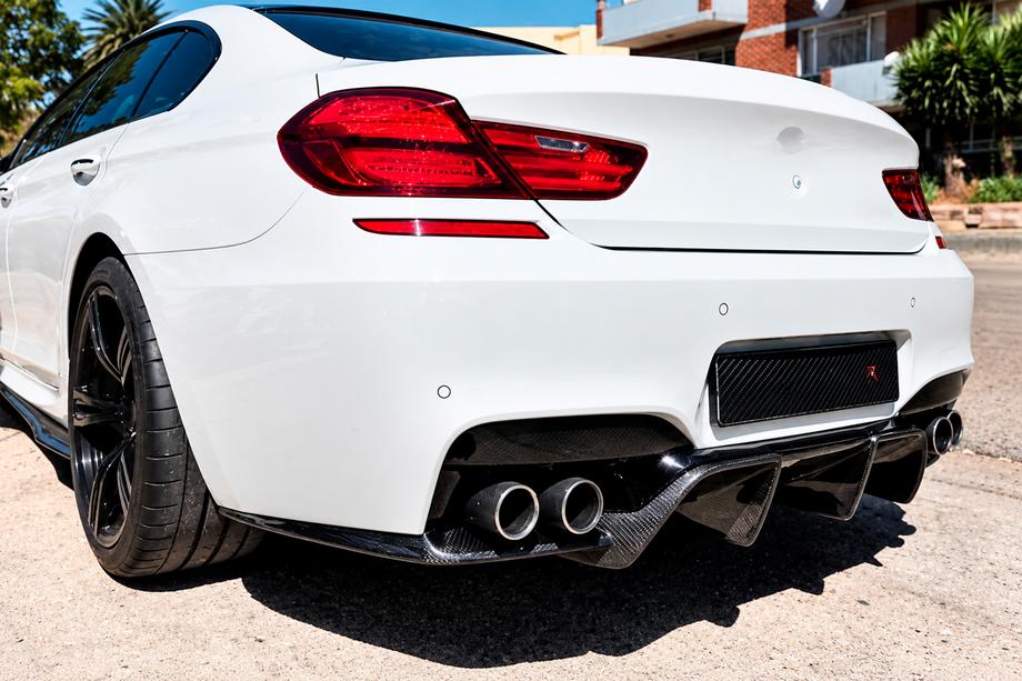 BMW 6-serien F12/F13/F06 2011–2018 Bakre stötfångardiffusor V1 (för M6, kolfiber) Foto 1
