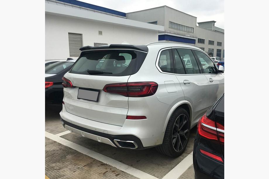 BMW X5 G05 2019–2026 Bakrutespoiler V2 (blank svart) Image