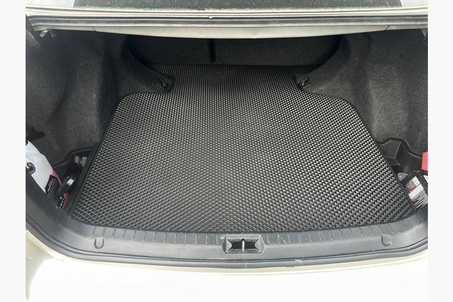 Toyota Avensis 2003–2009 Bagagerumsmatta (SD, svart) Image