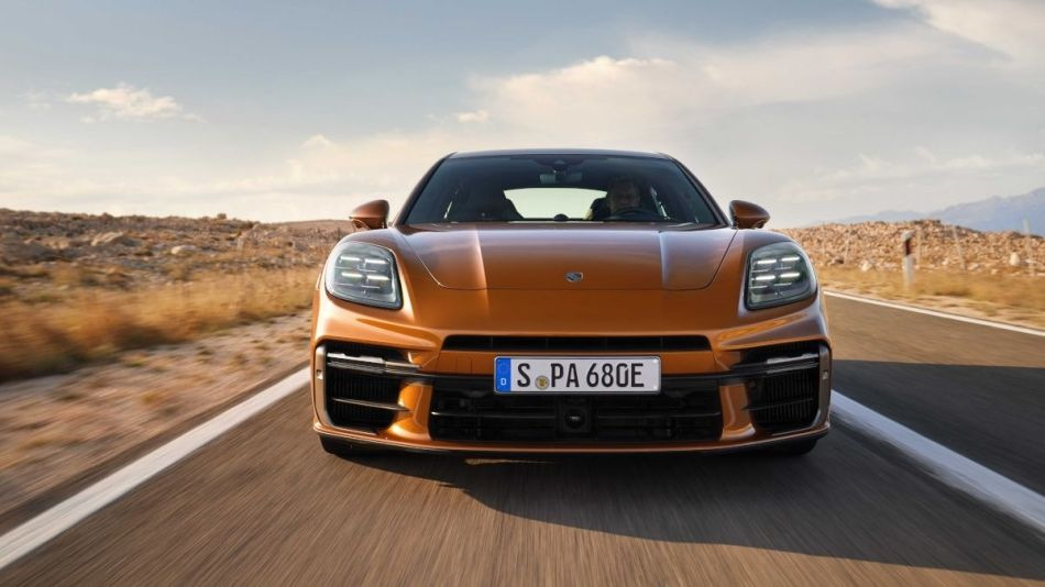 Porsche Panamera Turbo 2024: test av hybrid-liftback