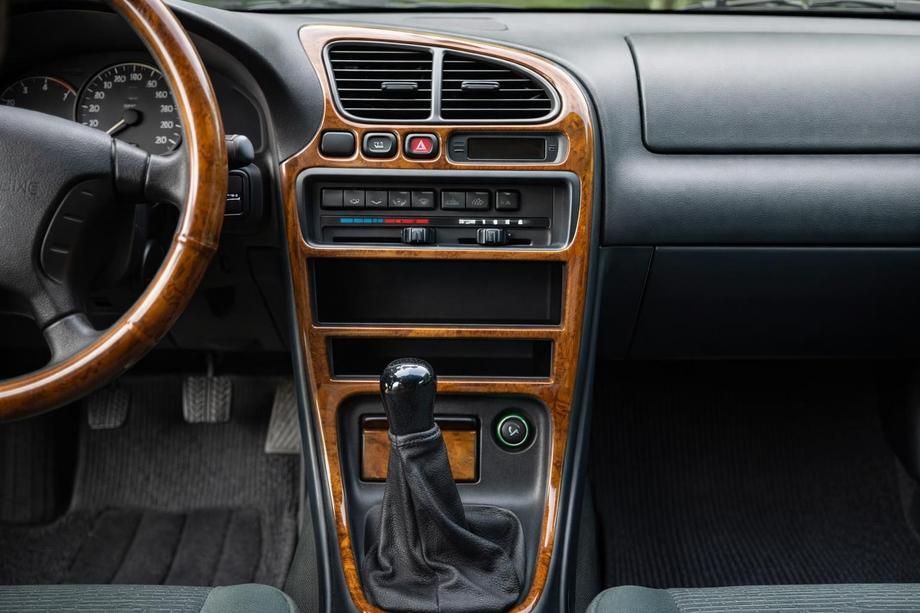 Mazda 323 1977–2003 Instrumentpanelinlägg (valnöt, F 1994-1997) Image