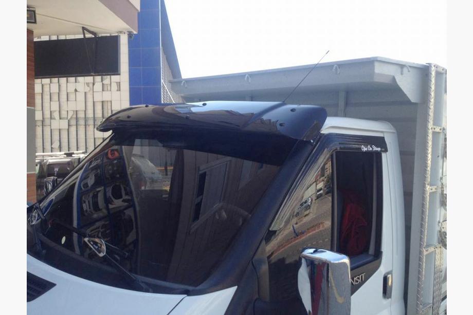 Ford Transit 2000–2014 Vindrutespoiler (svart blank, 5 mm) Foto 15