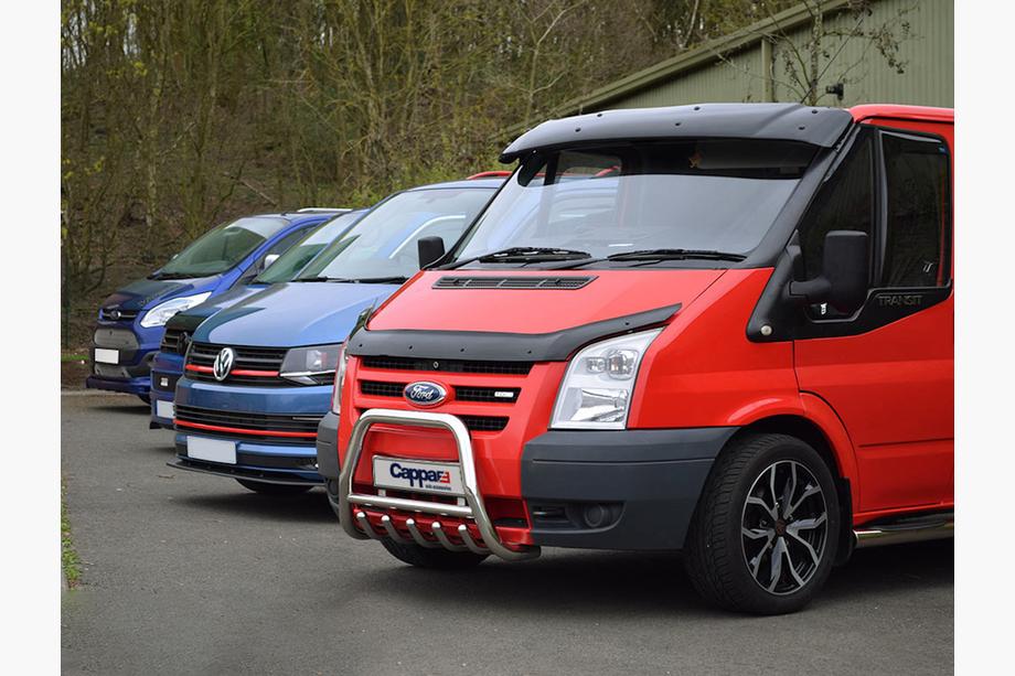 Ford Transit 2000–2014 Vindrutespoiler (svart blank, 5 mm) Foto 18